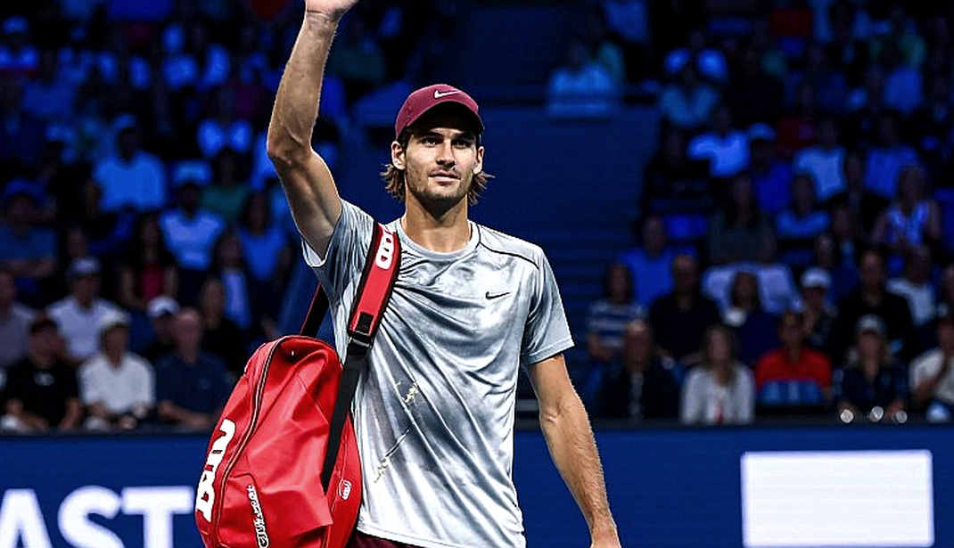 Ningbo: Rybakina Advances 6-1, 3-6, 6-1 — but the 3-6 Set Is a Crack, Not Noise